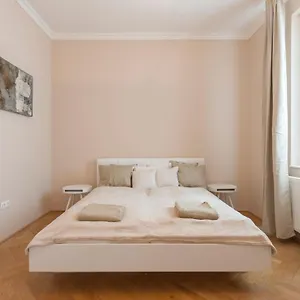 Opera & Basilica 2 Bedrooms With Balcony Apartament